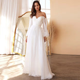 Tief ausgeschnittenes Abendkleid mit Schlitz